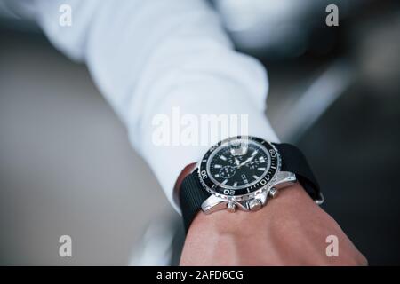 Schließen Sie herauf Foto der Hand Mann in Anzug mit Luxus ansehen Stockfoto