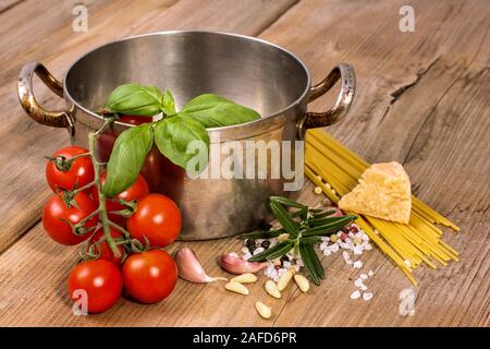 Verschiedene Zutaten für italienische Küche Stockfoto