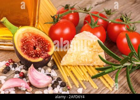 Verschiedene Zutaten für italienische Küche Stockfoto