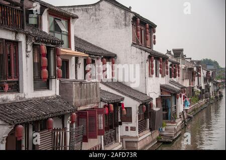 Einen malerischen Blick auf die Altstadt am Kanal Wuxi, Provinz Jiangsu, China. Teil eines Netzes von Wasserstraßen, die von der Grand Canal - China verbunden ist, Stockfoto
