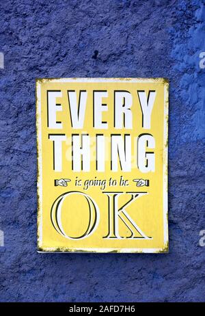 Botschaft der alles wird OK am gelben Brett hängen auf der grob blau Wand zu sein Stockfoto