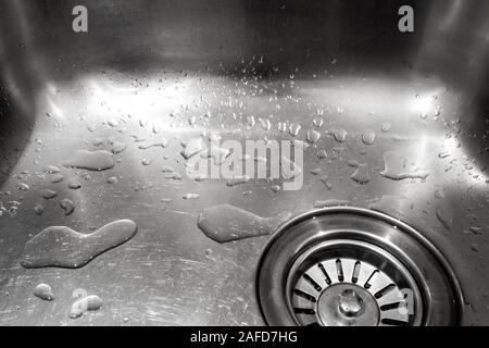 Wassertropfen in der glänzenden Edelstahl Waschbecken Stockfoto