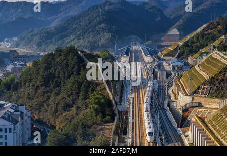 Peking, China. 24 Nov, 2018. Ein Hochgeschwindigkeitszug verlässt den Qiandaohu Bahnhof im Osten der chinesischen Provinz Zhejiang, Nov. 24, 2018. Credit: Li Chen/Xinhua/Alamy leben Nachrichten Stockfoto