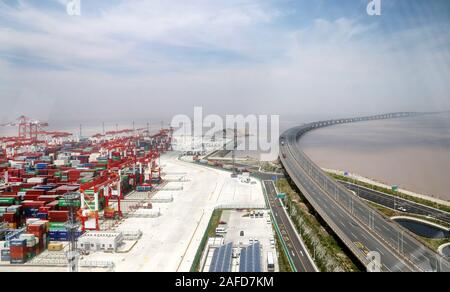 Peking, China. 17 Mai, 2018. Foto genommen, am 17. Mai 2018 zeigt ein Container Dock von Shanghai Tiefwasserhafen Yangshan, East China. Credit: Fang Zhe/Xinhua/Alamy leben Nachrichten Stockfoto