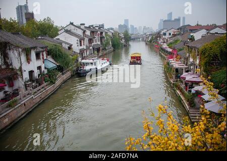 Einen malerischen Blick auf die Altstadt am Kanal Wuxi, Provinz Jiangsu, China. Teil eines Netzes von Wasserstraßen, die von der Grand Canal - China verbunden. Stockfoto