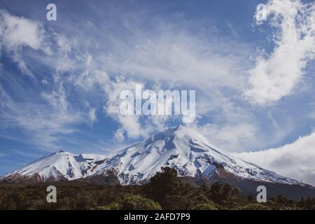 Wolkenformationen über Taranaki Maunga/Mount Taranaki in Neuseeland Stockfoto