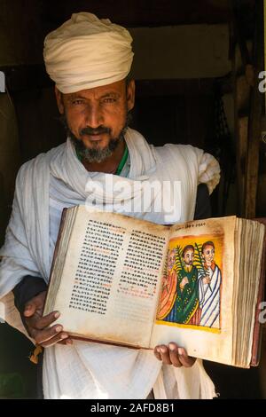 Äthiopien, Tigray, Adwa, Yeha, Priester anzeigen Palm Sonntag Seite des alten Bilderhandschrift Stockfoto