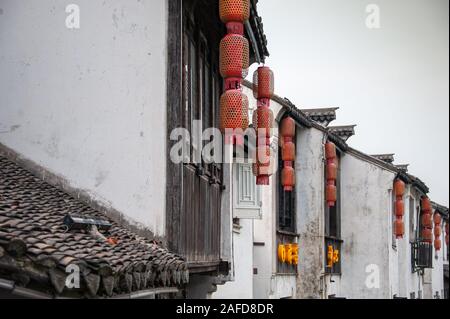 Alten chinesischen Stil Gebäude in der Altstadt von Wuxi, Provinz Jiangsu, China. Traditionelle rote Laternen hängen von den Dächern. Stockfoto