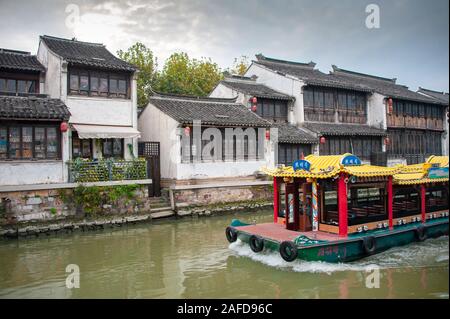 Einen malerischen Blick auf die Altstadt am Kanal Wuxi, Provinz Jiangsu, China. Teil eines Netzes von Wasserstraßen, die von der Grand Canal - China verbunden. Stockfoto