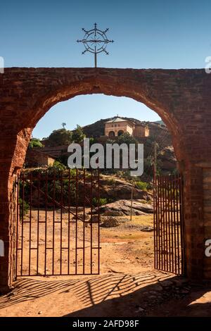 Äthiopien, Tigray, Wukro, Abraha Atsbeha wir, C 10 Kirche Gateway Stockfoto