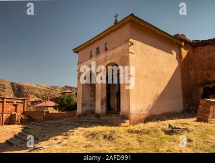 Äthiopien, Tigray, Wukro, Abraha Atsbeha wir, C 10 Kirche, außen, mit portico während der italienischen Besetzung hinzugefügt Stockfoto