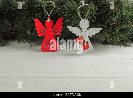 Weihnachten figuren aus Holz Engel mit geschnitzten folk Ornamente Stockfoto