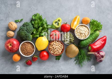 Gesund Vegan essen Hintergrund - biologische Lebensmittel, Ansicht von oben, kopieren. Auswahl an gesunden sauber Essen, Diät oder detox Konzept. Stockfoto