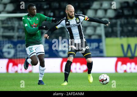 CHARLEROI, Belgien - 14 Dezember: Alimami Gory von Cercle und Dorian Dessoleil von Charleroi Kampf um den Ball während der Jupiler Pro League Spieltag 19 zwischen Sporting Charleroi und Cercle Brügge am Dezember 14, 2019 in Charleroi Stade du Pays de Charle Credit: Pro Schüsse/Alamy leben Nachrichten Stockfoto