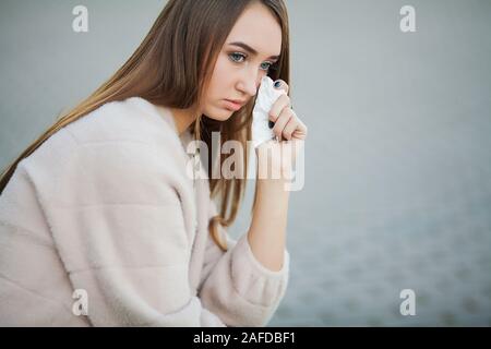 Frau gestresst von der Arbeit beim Sitzen im Freien, drücken Sie von Kollegen. Stockfoto