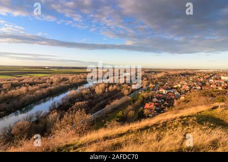 Bratislava (Pressburg): Schloss Hof schloss (EFT), Fluss March (Morava), Brücke der Freiheit, Bezirk Devinska Nova Ves (Theben-Neudorf) (rechts) in,, Slo Stockfoto