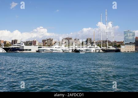 Vom Segeln Boote super Yachten Port Vell in Barcelona sie alle zusammen mit hervorragenden Einkaufsmöglichkeiten auf der Maremagnum Superstore hat. Stockfoto