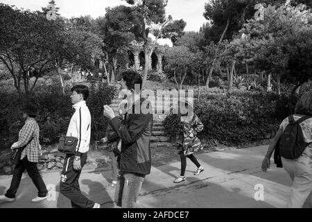 Begeisterte Touristen strömten zu Park Güell in Barcelona gesehen hier in Schwarzweiß Format. Stockfoto