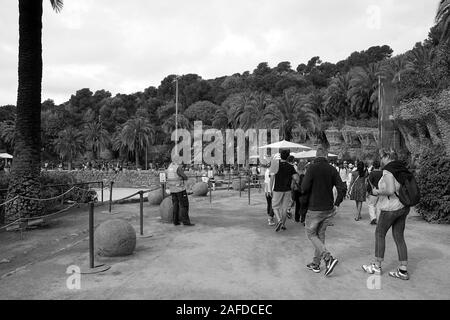 Begeisterte Touristen strömten zu Park Güell in Barcelona gesehen hier in Schwarzweiß Format. Stockfoto