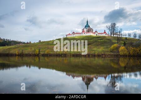 Die pilgrimag Kirche auf Zelena Hora - Green Hill - Denkmal der UNESCO. St. Jan Nepomucky Kirche Panorama im Herbst Szene mit Reflexion in der See Stockfoto