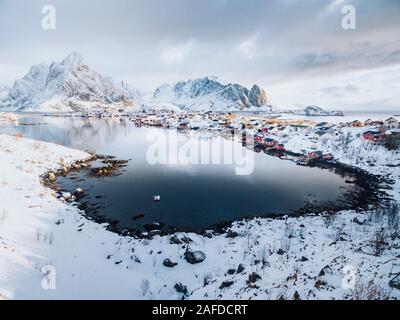 Reine, Luftaufnahme mit Schnee. Lofoten, Norwegen Stockfoto