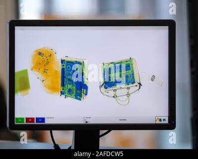 Gescannte Gepäck auf dem x-ray Scanner-Bildschirm Stockfoto