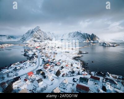 Reine, Luftaufnahme mit Schnee. Lofoten, Norwegen Stockfoto