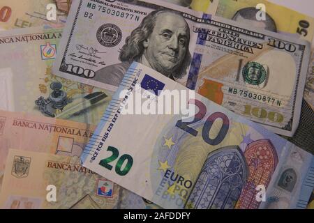 Anzeigen von Bargeld Dollar, Euro, Rumänische Rechnungen in Höhe. Stockfoto