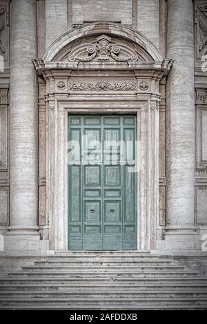 Die Chiesa dei Santi Luca e Martina Haupttür. Stockfoto