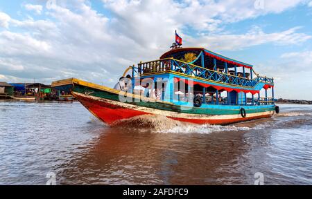 Chong Kneas Floating Village, Tonle Sap See Siem Reap Kambodscha bunte touristische Boot Stockfoto