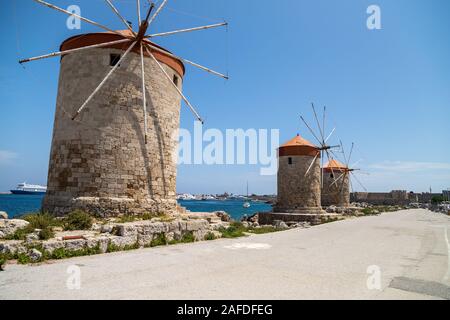 Alte Windmühlen in Mandraki Hafen in Rhodos Stadt auf der Insel Rhodos, Griechenland Stockfoto