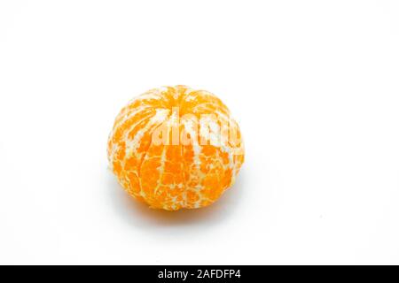 Reifes Manderinen-Schälchen isoliert auf weißem Hintergrund Stockfoto