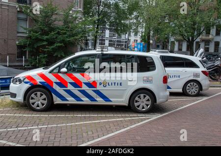 Zwei Polizeiautos in Amsterdam Die Niederlande 2019 Stockfoto