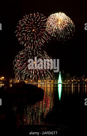 Einweihung der schwimmende Weihnachtsbaum mit Feuerwerk in Rio de Janeiro Stadt See widerspiegeln während der Öffnung Stockfoto