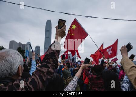 Pro-government Protesters wave Chinesischen Flaggen während der Rallye. Tausende von Regierungsnahen Demonstranten versammelt, Slogans, wave Flags zu schreien und Plakaten zur Unterstützung der Hong Kong Polizei im Umgang mit der Proteste, Hong Kong für die letzten 6 Monate gequält haben. Stockfoto