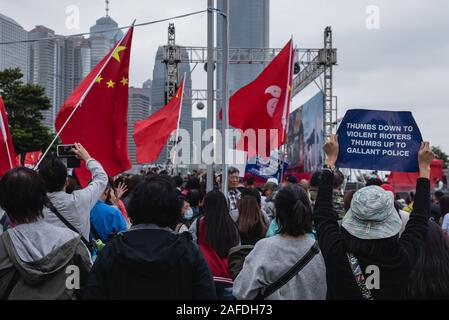 Regierungsfreundliche Demonstranten halten Plakate und Chinesischen Flaggen während der Rallye. Tausende von Regierungsnahen Demonstranten versammelt, Slogans, wave Flags zu schreien und Plakaten zur Unterstützung der Hong Kong Polizei im Umgang mit der Proteste, Hong Kong für die letzten 6 Monate gequält haben. Stockfoto