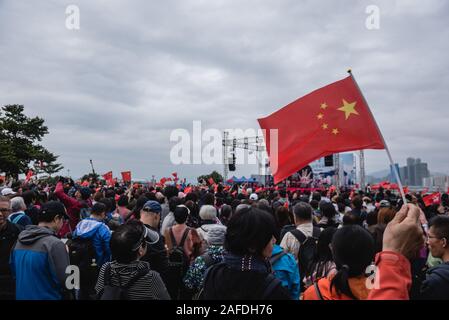 Pro-government Protesters wave Chinesischen Flaggen während der Rallye. Tausende von Regierungsnahen Demonstranten versammelt, Slogans, wave Flags zu schreien und Plakaten zur Unterstützung der Hong Kong Polizei im Umgang mit der Proteste, Hong Kong für die letzten 6 Monate gequält haben. Stockfoto
