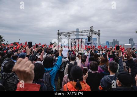 Pro-government Protesters wave Chinesischen Flaggen während der Rallye. Tausende von Regierungsnahen Demonstranten versammelt, Slogans, wave Flags zu schreien und Plakaten zur Unterstützung der Hong Kong Polizei im Umgang mit der Proteste, Hong Kong für die letzten 6 Monate gequält haben. Stockfoto