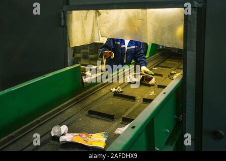 Laufendes Förderband Förderband in der Abfallverwertung. Trennen und Sortieren von Müll Stockfoto