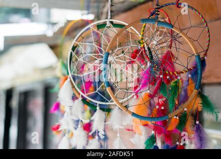 Traumfänger weht im Wind in einem indischen Markt Stockfoto