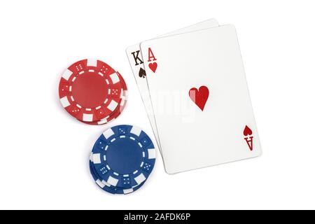 Gewinnen Blackjack Karten und casino poker chips isoliert auf weißem Stockfoto