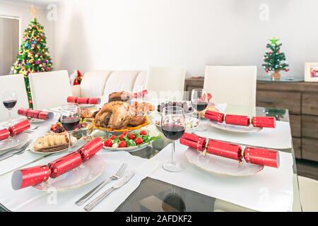 Australische Familie Weihnachtsabendtisch Dressing mit Türkei Stockfoto