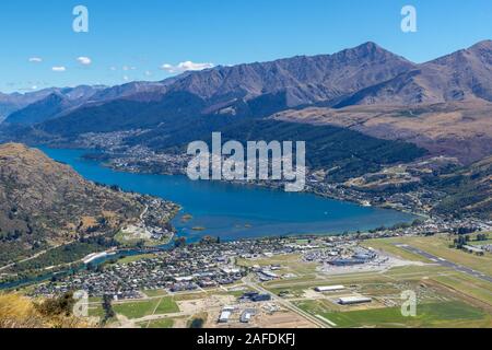 Blick auf den Wakatipu See und Queenstown Tal von Remarkables Stockfoto