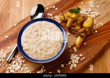 Kalorienreduzierten Frühstück mit leckeren Apfel und Zimt Porridge, auf einer hölzernen Hintergrund Schuß Stockfoto
