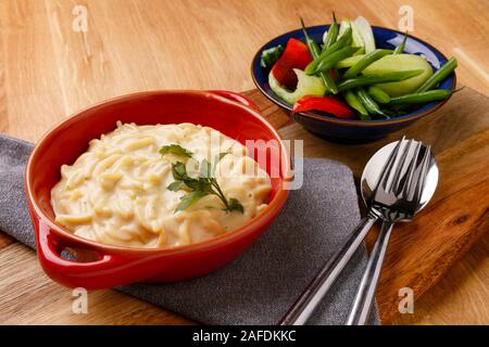 Kalorienbewussten Mahlzeit von leckeren Spaghetti Carbonara und frisches Gemüse, auf einer hölzernen Hintergrund Schuß Stockfoto