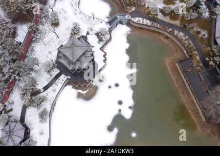 Taiyuan, China. 15 Dez, 2019. Luftbild am Dez. 15, 2019 zeigt Schnee Landschaft bei Jinci Tempel in Taiyuan, Provinz Shanxi im Norden Chinas. Credit: Yang Chenguang/Xinhua/Alamy leben Nachrichten Stockfoto