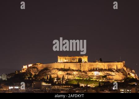 Nacht Blick auf die Akropolis Gebäude auf einem Hügel mit Lichtern und schöne Landschaft in Athen Griechenland Stockfoto