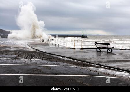 Aberystwyth, Wales, UK. UK Wetter: Hochwasser und starke Winde erzeugt große Wellen, die ins Meer in Aberystwyth, Wales. Credit: Rhodri Jones/Alamy leben Nachrichten Stockfoto