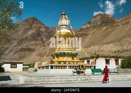 Buddhistischer Mönch Spaziergänge Vergangenheit grand Stupa gegen hohe Berge des Himalaja unter blauem Himmel in Tabo, Himachal Pradesh, Indien. Stockfoto