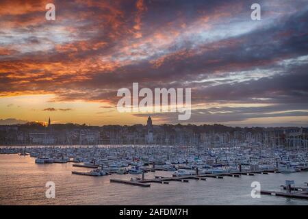 Suchen in Richtung Saint Malo vom Meer mit Yachten Boote in der Marina bei Sonnenaufgang mit schönen Wolken bei St Malo, Bretagne, Frankreich im Dezember günstig Stockfoto